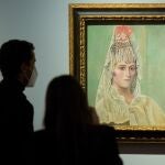 Unas personas observan "Olga Khokhlova con matilla" pintada por Picasso en óleo sobre lienzo en 1917 y que forma parte de la nueva exposición " Cara a cara. Picasso y los maestros antiguos". EFE/Álvaro Cabrera