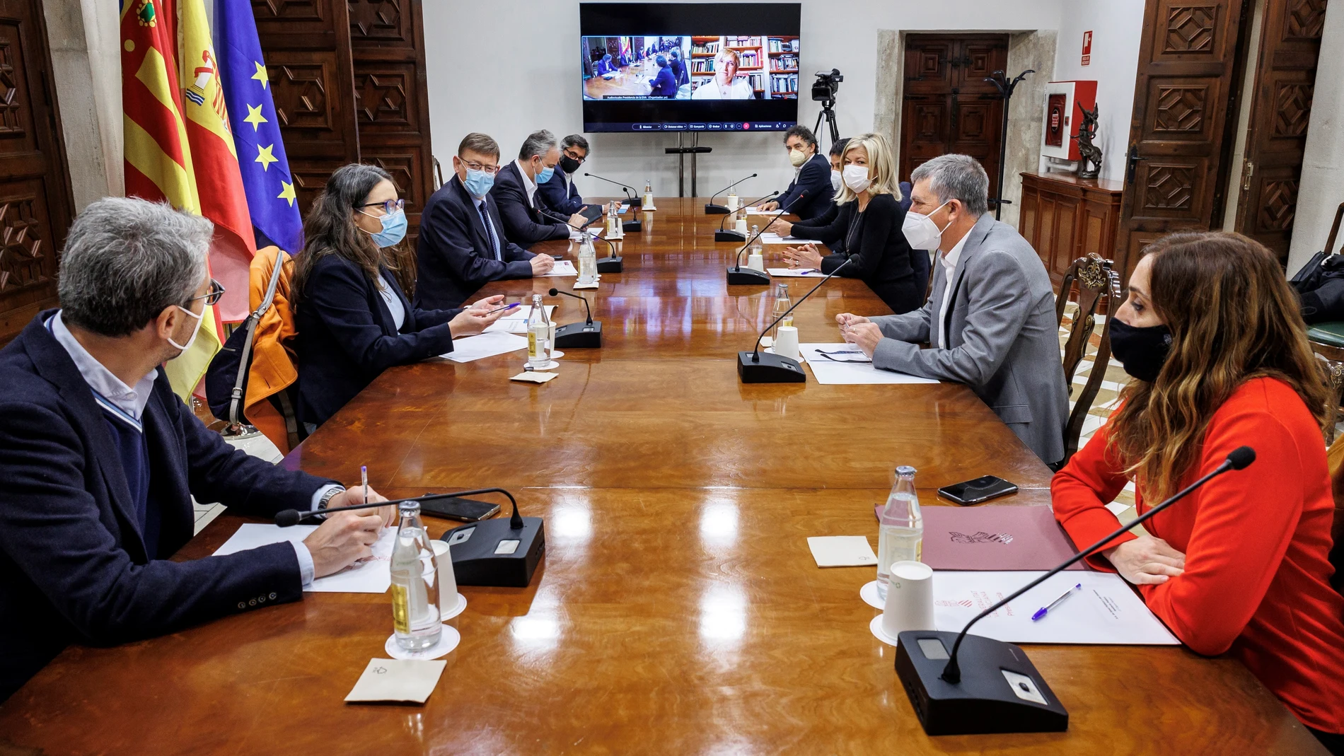 El presidente de la Generalitat, Ximo Puig (3 i), durante la reunión de la Comisión Interdepartamental de la Generalitat para la prevención y actuación ante la covid-19, para analizar la situación de la pandemia