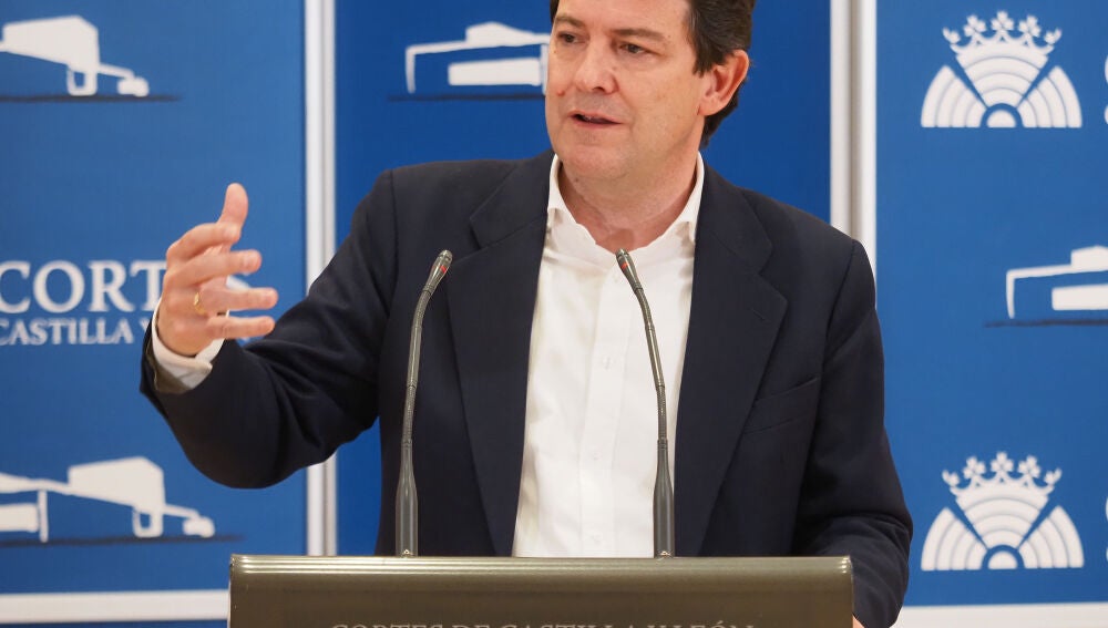 PP y PSOE escenifican su alejamiento y Mañueco insiste en gobernar solo