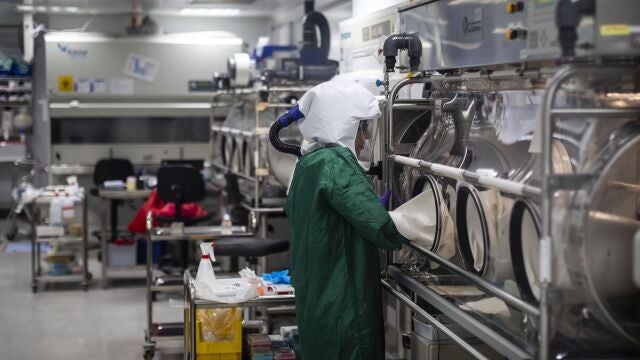 Unos científicos trabajan con equipos de protección en un laboratorio de investigación especializado en malaria y tuberculosis