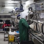 Unos científicos trabajan con equipos de protección en un laboratorio de investigación especializado en malaria y tuberculosis