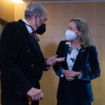 El promotor de la campaña 'Soy mayor, no idiota", Carlos Dan Juan, en el encuentro que mantuvo con la vicepresidenta primera y ministra de Asuntos Económicos y Transformación Digital, Nadia Calviño