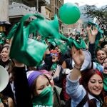 BOG400. BOGOTÁ (COLOMBIA), 21/02/2022.- Mujeres celebran la decisión de la Corte Constitucional de aprobar la despenalización parcial del aborto, permitiendo la interrupción voluntaria del embarazo hasta las 24 semanas, hoy en Bogotá (Colombia).