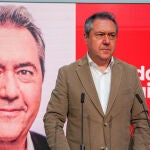 Juan Espadas, ante la imagen de la campaña publicitaria del PSOE andaluz