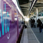 Varios pasajeros se suben tren Avlo en la estación Joaquín Sorolla de Valencia