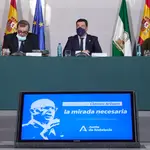 El presidente de la Junta, Juanma Moreno, interviene durante la mesa redonda en homenaje a Manuel Clavero Arévalo en Palacio de San Telmo. Joaquín Corchero / Europa Press