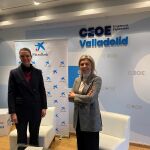 La presidenta de CEOE Valladolid, Ángela de Miguel Sanz; y la directora territorial de CaixaBank en Castilla y León, Belén Martín Sanz, suscriben el acuerdo