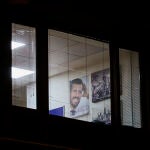 Un cartel electoral del líder del Partido Popular, Pablo Casado, se muestra a través de las ventanas, en las oficinas de la sede del PP en la calle Génova