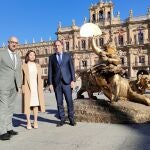 Javier Iglesias y Carlos García Carbayo, en la inauguración de la exposición con obras de Xu Hongfei.