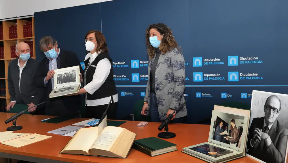 Ángeles Armisén recibe el amplio legado por parte de los familiares de Enrique Fuentes Quintana