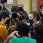 El presidente de la Xunta de Galicia, Alberto Núñez Feijoo, ofrece declaraciones a los medios después de un minuto de silencio al inicio de un pleno en el Parlamento Gallego.