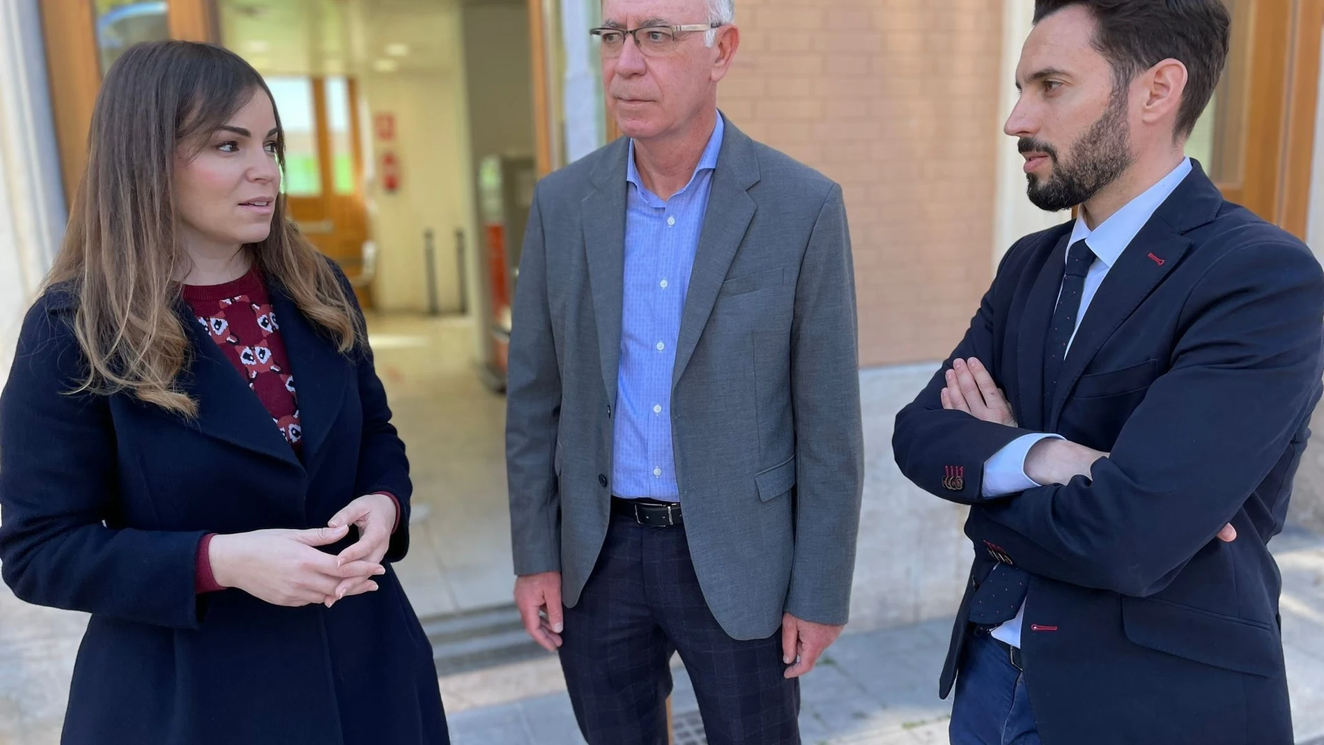El concejal Antonio Navarro, la portavoz Rebeca Pérez y el secretario de Infraestructuras, Urbanismo y Vivienda del Partido Popular en la Región de Murcia, José Francisco Lajara