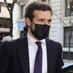 El líder del PP, Pablo Casado, a su salida de una entrevista radiofónica, a 18 de febrero de 2022, en Madrid (España). Casado reaparece en esta entrevista tras agravarse la guerra interna con la presidenta de la Comunidad de Madrid, y después de que la dirección nacional del PP anunciara la apertura de un expediente informativo. La tensa situación entre Génova y Sol estalló el pasado 16 de febrero cuando comenzaron los rumores sobre un presunto espionaje en nombre de la Empresa Municipal de la Vivienda del Consistorio de investigar al hermano de la presidenta para intentar acreditar el posible cobro de comisiones a cambio de contratos públicos. 18 FEBRERO 2022;CASADO;GUERRA;PP;RADIO;COPE;PP;PIXELADA Eduardo Parra / Europa Press 18/02/2022