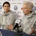 Alex Morgan y Megan Rapinoe, en una conferencia de prensa