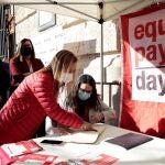 La consellera de Igualdad y Políticas Inclusivas y vicepresidenta del Consell, Mónia Oltra (d), y el alcalde de Valencia, Joan Ribó (i), durante el acto de celebración del Día por la Igualdad Salarial