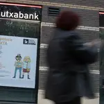 Oficina de Kutxabank con publicidad hipotecaria