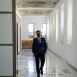 El presidente andaluz, Juanma Moreno, camina por el Palacio de San Telmo. EFE/ Julio Muñoz