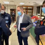 El concejal Aaron Cano conversa con el jefe de la Policía Local, José Vicente Herrera, y el jefe de los Bomberos, Enrique Gisbert