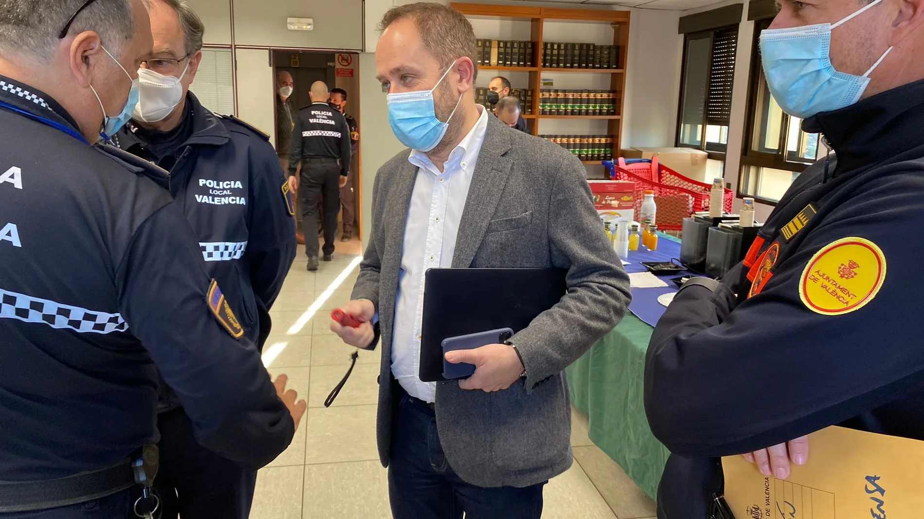 El concejal Aaron Cano conversa con el jefe de la Policía Local, José Vicente Herrera, y el jefe de los Bomberos, Enrique Gisbert