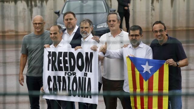 Siete de los líderes independentistas condenados por el "procés" salen de la prisión de Lledoners en junio de 2021 tras ser indultados por el Gobierno