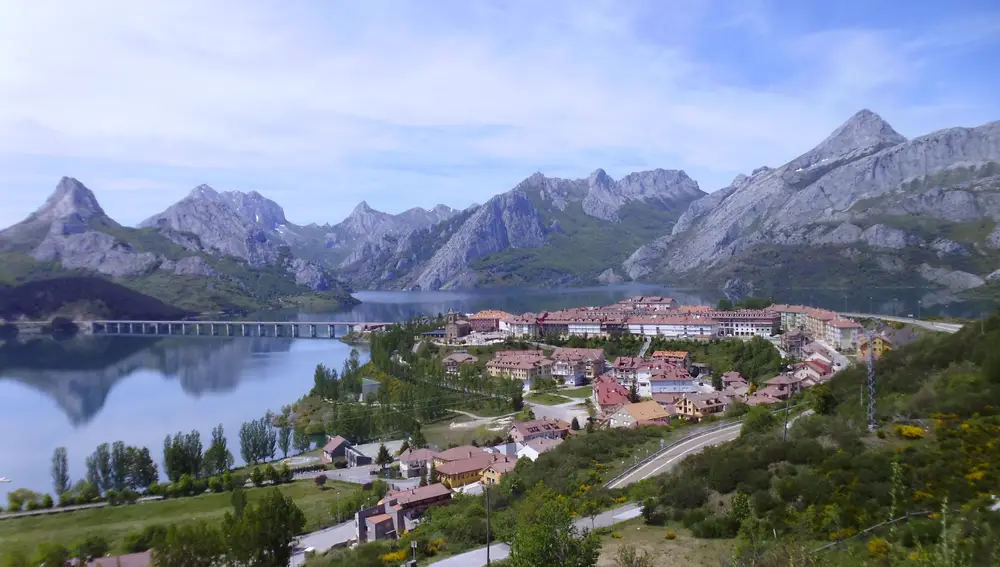 Imagen del Riaño actual con el embalse al fondo