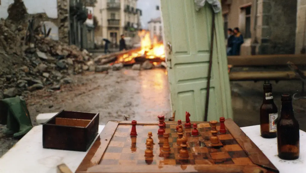 Ajedrez y botellines antes de la "batalla campal" en las calles de Riaño