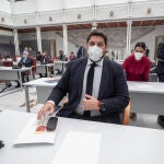 El presidente de la Comunidad de Murcia Fernando López Miras momentos antes del inicio del pleno en el que responde a las preguntas de los portavoces de los grupos del parlamento murciano, este miércoles durante el pleno de control al gobierno en la Asamblea Regional de Murcia. EFE/Marcial Guillén