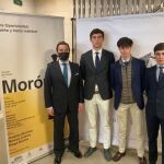 El empresario José María Garzón, con los tres novilleros que participarán en la novillada