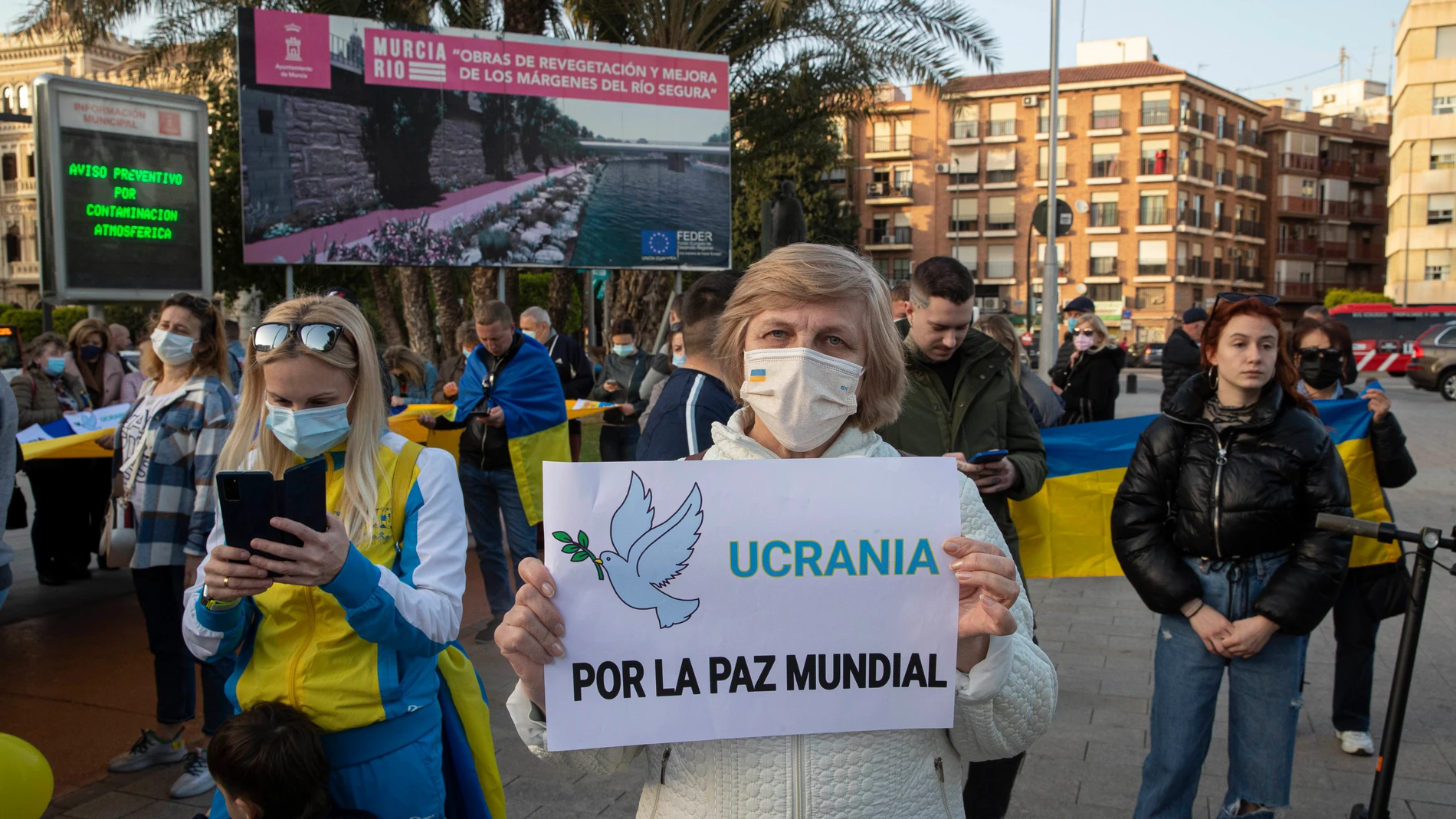 Alrededor de un centenar de ucranianos de la comunidad de los alrededor de 7.400 residentes en la de Murcia pidió este jueves en una concentración en esta capital que el presidente de Rusia, Vladimir Putin, detenga la guerra a su país, al tiempo que organiza ya ayuda financiera y material para familiares y amigos que allí viven.