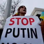 Protesta llevada a cabo en la tarde de este jueves a las puertas de la embajada de Rusia en España, sita en Madrid, tras la operación militar rusa en Ucrania.
