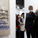 La Reina Letizia junto a la artista lusa Cristina Guerra