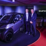 José Manuel Entrecanales, presidente de Acciona (izquierda), y Carlos Sotelo, fundador y consejero delegado de Silence, en la presentación del prototipo del coche eléctrico