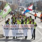 Última etapa de la marcha a pie en defensa de la sanidad pública de Laciana y del Bierzo, con llegada al hospital del Bierzo