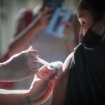 Una niña recibe una dosis de la vacuna contra la Covid-19