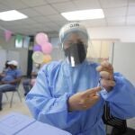 Una enfermera prepara una dosis de una vacuna contra la covid-19 en un centro de salud en el barrio de Parque Lefevre, en Ciudad de Panamá (Panamá)