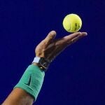 La mano derecha de Rafa Nadal antes de efectuar un saque. El balear disputa ante Cameron Norrie la final de Acapulco