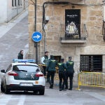 Agentes de la Guardia Civil en la calle del centro de Ciudad Rodrigo (Salamanca), donde fue encontrado el cadáver