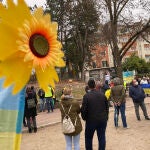 El girasol, la flor de Ucrania, junto a un grupo de personas en contra de la invasión. EFE/Lorena Mayordomo