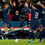 Mbappé va a felicitar a Messi tras uno de los goles en los que le asistió el argentino