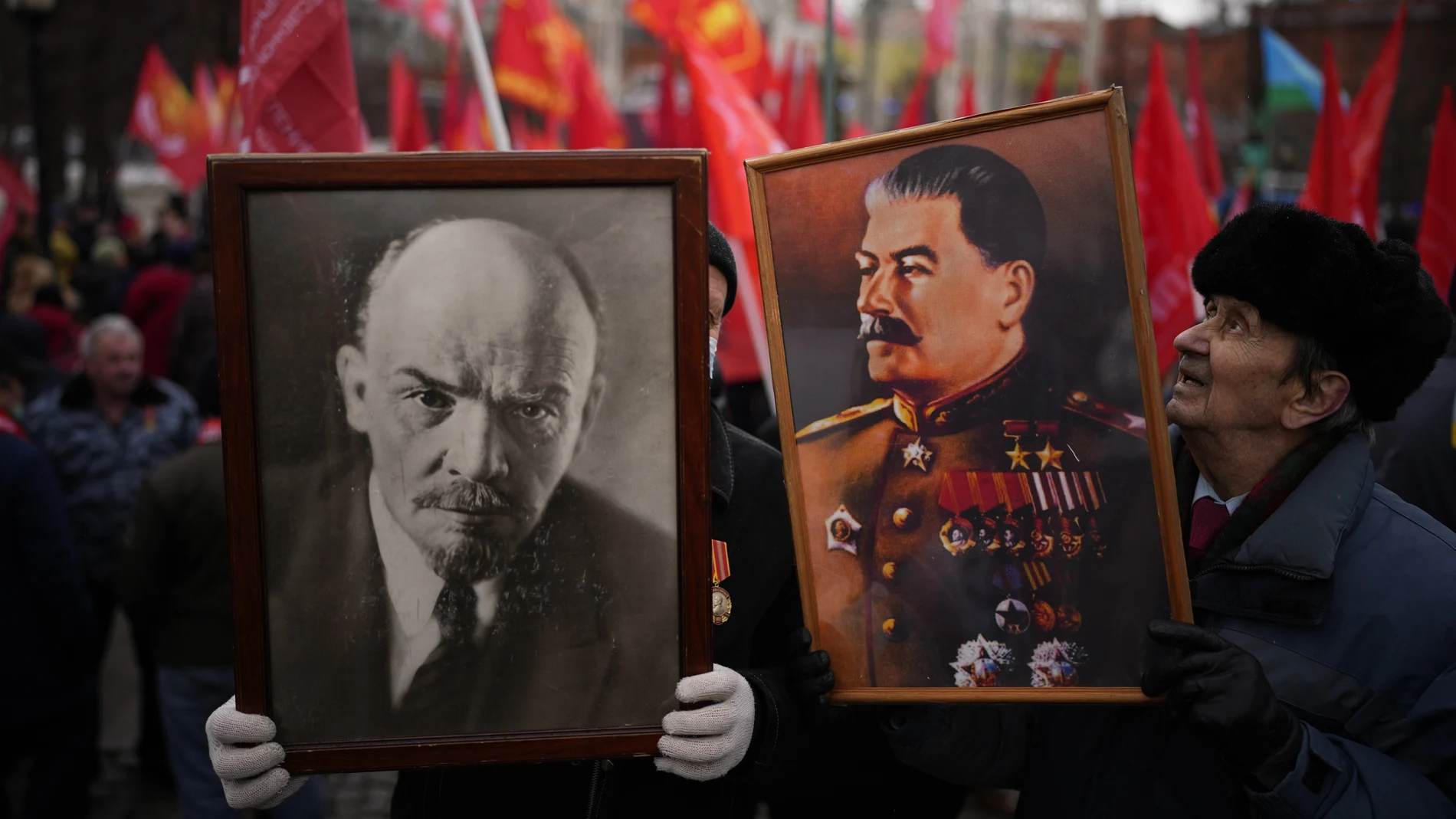 En el texto dictado en enero de 1923 Lenin (marco de la izquierda) calificaba a Stalin de "brusco"