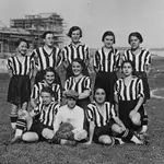 La sola presencia de estas once mujeres vestidas de corto, aunque con faldas, ya significó toda una declaración de intenciones