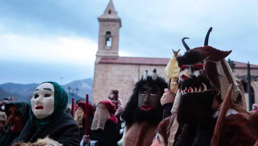 Tradicional mascarada de Riaño, conocida como antruido, con el desfile de La Mojiganga y quema de La Choza al anochecer