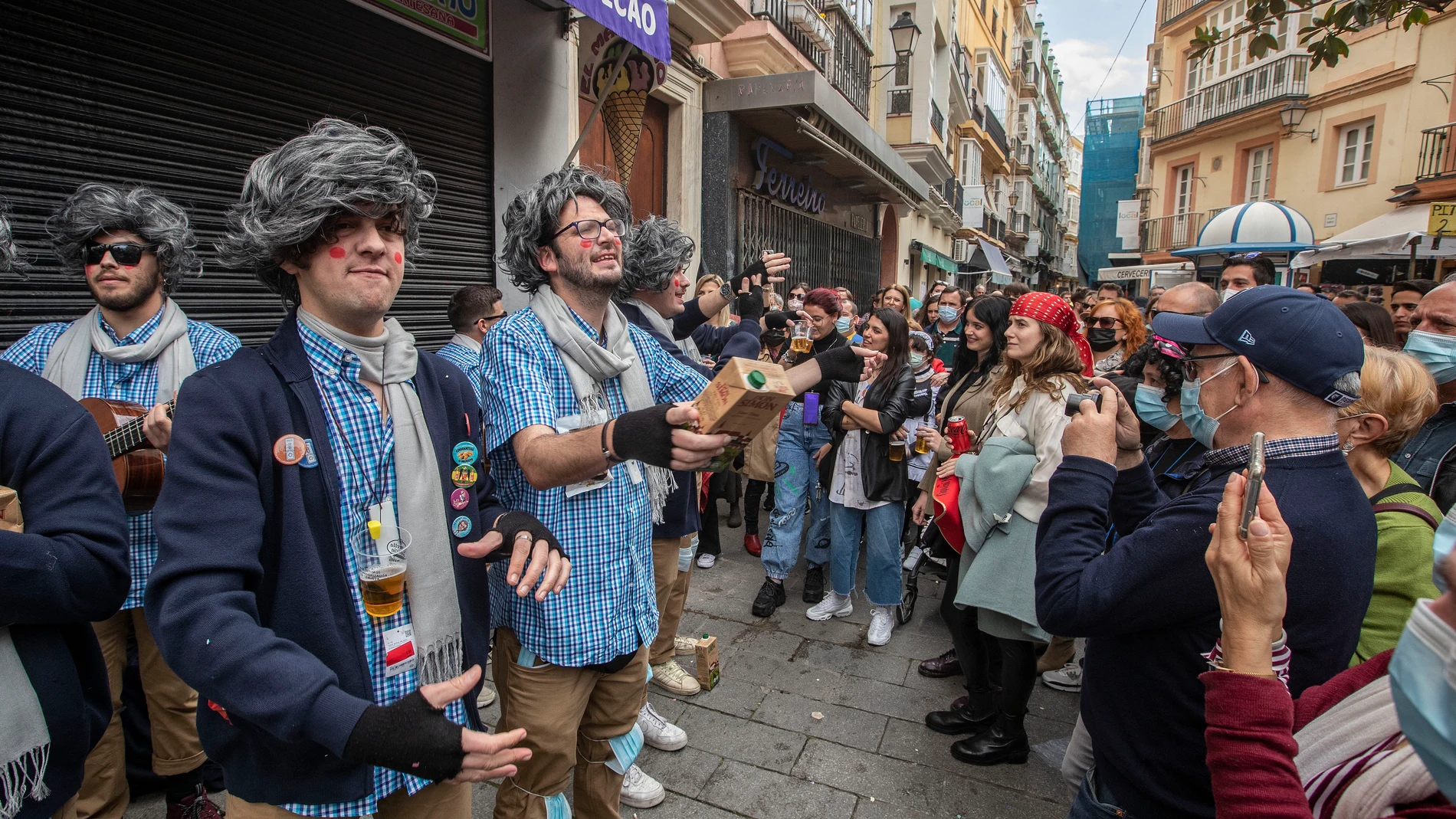 Las agrupaciones callejeras, llamadas en Cádiz. EFE/Román Ríos