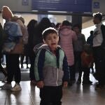 Un niño refugiado que huye del conflicto de la vecina Ucrania llora en la estación de tren tras llegar a Zahóny (Hungría)