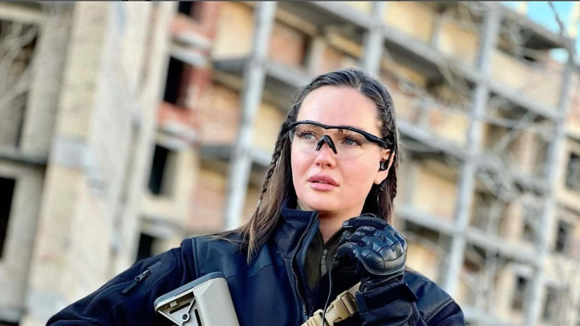 Fotografía compartida a través de las redes sociales de la reina de la belleza Anastasia Lenna portando un fusil | Fuente: Instagram