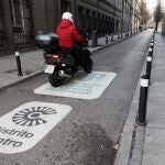 Un vehículo circula dos días después de la entrada en vigor de la Zona de Bajas Emisiones (ZBE), a 3 de enero de 2022, en Madrid, (España). Este 1 de enero ha comenzado en Madrid la ZBE, un espacio en el que tienen prohibida su circulación los vehículos que no posean la etiqueta ambiental de la Dirección General de Tráfico, salvo algunas excepciones. La zona incluye el interior de la almendra central de Madrid y la parte de la ciudad incluida en el perímetro que marca la M-30. 03 ENERO 2022;ZONAS BAJAS EMISIONES;MADRID;DIRECCIÓN GENERAL DE TRÁFICO;DGT Eduardo Parra / Europa Press 03/01/2022