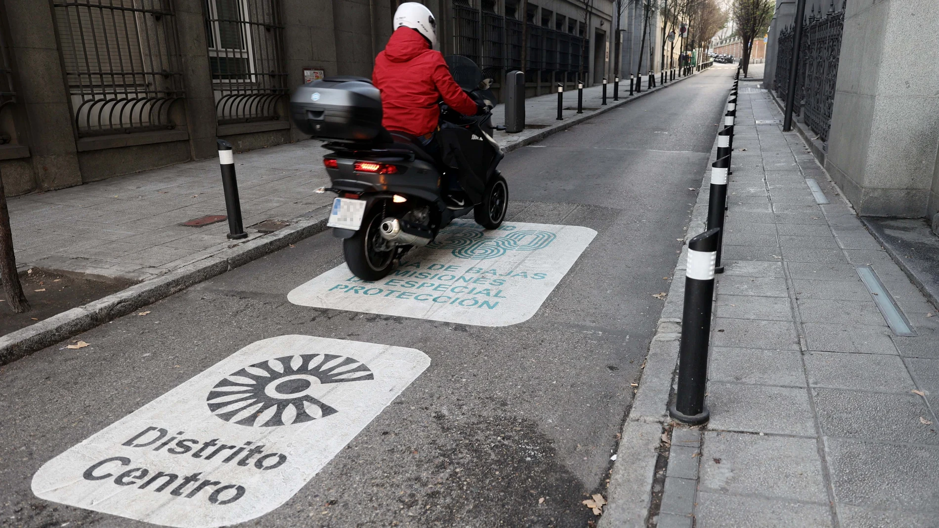 Un vehículo circula dos días después de la entrada en vigor de la Zona de Bajas Emisiones (ZBE), a 3 de enero de 2022, en Madrid, (España). Este 1 de enero ha comenzado en Madrid la ZBE, un espacio en el que tienen prohibida su circulación los vehículos que no posean la etiqueta ambiental de la Dirección General de Tráfico, salvo algunas excepciones. La zona incluye el interior de la almendra central de Madrid y la parte de la ciudad incluida en el perímetro que marca la M-30. 03 ENERO 2022;ZONAS BAJAS EMISIONES;MADRID;DIRECCIÓN GENERAL DE TRÁFICO;DGT Eduardo Parra / Europa Press 03/01/2022