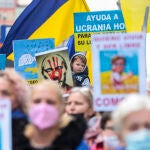 La comunidad de ucranianos residentes en León celebra una marcha a favor de Ucrania