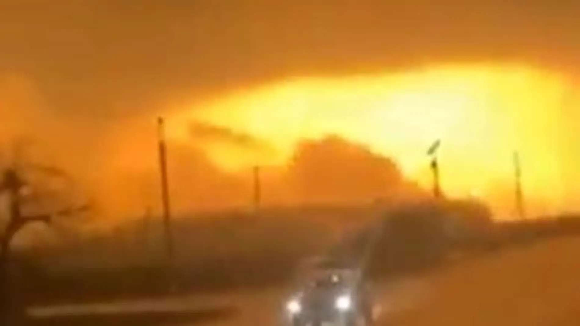 Momento de la explosión de una bomba en un gasoducto en la ciudad ucraniana de Cherskasy