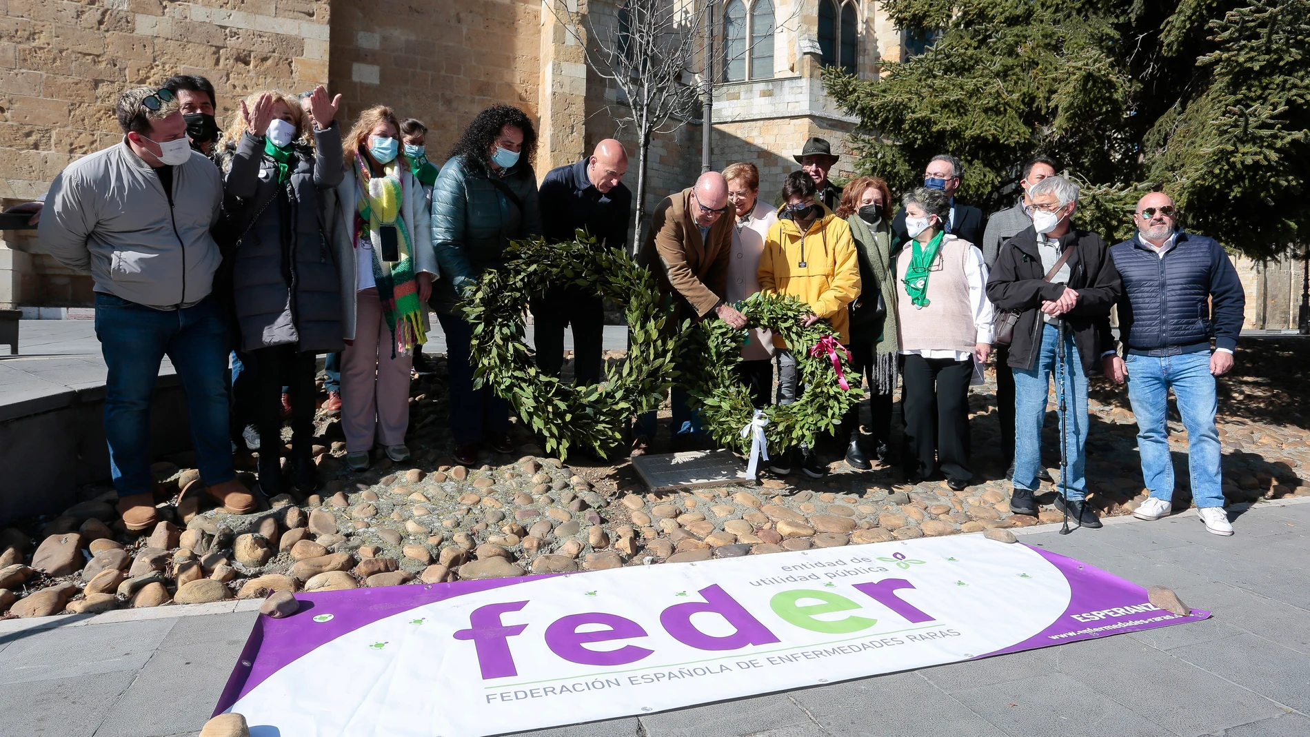 El alcalde de León, José Antonio Diez, asiste al acto de colocación de una corona de laurel en la placa conmemorativa en recuerdo de todos los pacientes de enfermedades raras